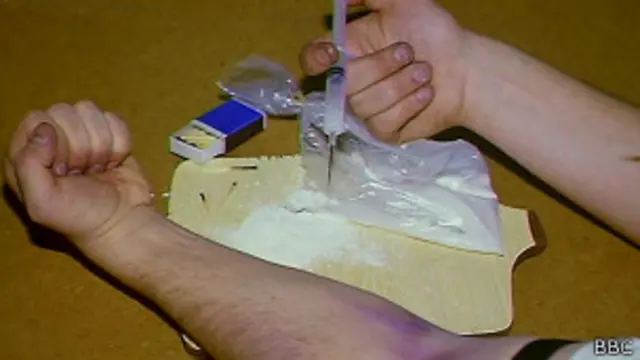 Наркоман вкалывает себе дозу