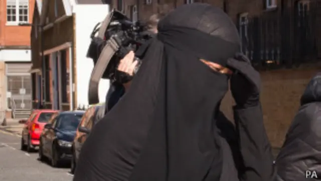 ब्रिटेन, पहनावा, बहस