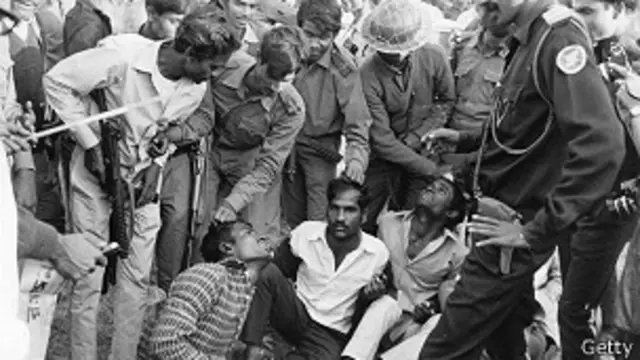 ختیځ پاکستان د ۱۹۷۱ کال د دسمبر په ۱۶ له خونړیو جګړو وروسته د بنګله دېش په نوم خپلواک هېواد اعلان شو.