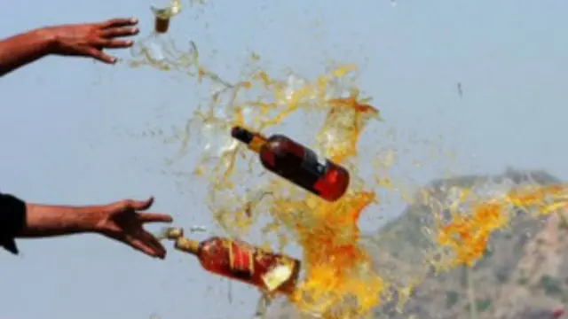 امیر طبقے میں شراب پینے کا رجحان خاص طور پر ہے مگر اکثر غریب جو مہنگی شراب نہیں خرید سکتے دیسی شراب پینے سے نقصان اٹھاتے ہیں