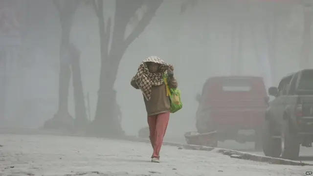 اپنے گھروں کو چھوڑنے والے افراد شکایت کر رہے ہیں کہ امدادی کیمپوں میں گنجائش سے زیادہ لوگ ہیں، صفائی اور طبی سہولیات کی بھی کمی ہے