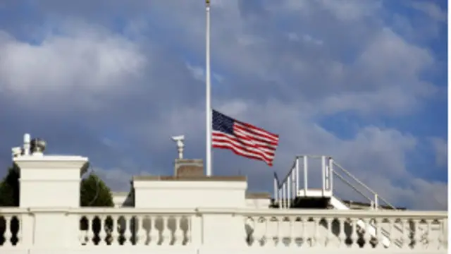 پیر کے روز بحریہ کے اڈے پر فائرنگ کے سوگ میں وائٹ ہاؤس پر قومی پرچم سرنگوں ہے۔