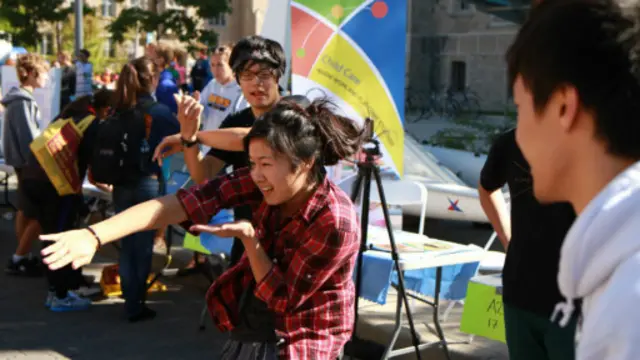 学校的人多了起来,年轻的,青春的脸庞,叽叽喳喳兴奋的闲聊,全是对新的留学生活的向往。