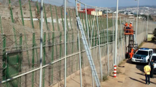 هدم المهاجرون جانبا من الجدار