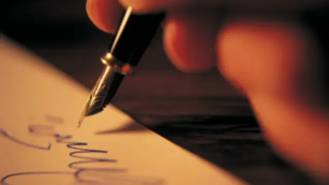 “Бир адамга көз каранды болсоң сөзсүз сөз эркиндигинин чеги ошол кызыкчылыктан ашып түшпөйт. Албетте мындай учурда тең салмактуу маалыматты жеткирүү аракеттери болот. Бирок баары бир орустар айткандай, “ким музыканы заказ кылса, ошол бийлейт” дегендей эле болуп калат. Мен журналисттерди дарыгерлерге окшоштурам. Дарыгерлер “зыян келтирбе” деген принципти карманышат. Журналист дагы коомго зыян келтирбей туруп, коомдогу илдеттерди дарылашы керек. Азыр кыргыз журналистикасына кандай сын-пикир айтылса да өнүгүүгө өр алды деп айтат элем”. 