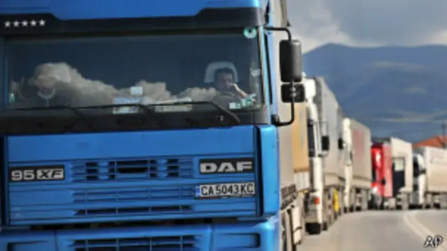 Вереница грузовиков на границе Греции и Болгарии