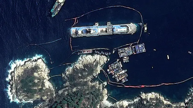 Operasi penegakan kembali kapal Concordia pada September 2013 lalu.