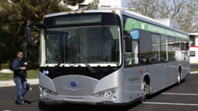 حکومتی خبر رساں ادارے ژنہوا کے مطابق گزشتہ سال تک ملک میں نئی توانائی سے چلنے والی گاڑیوں کی تعداد ستائیس ہزار آٹھ سو تھی جن میں زیادہ تر بسیں تھیں