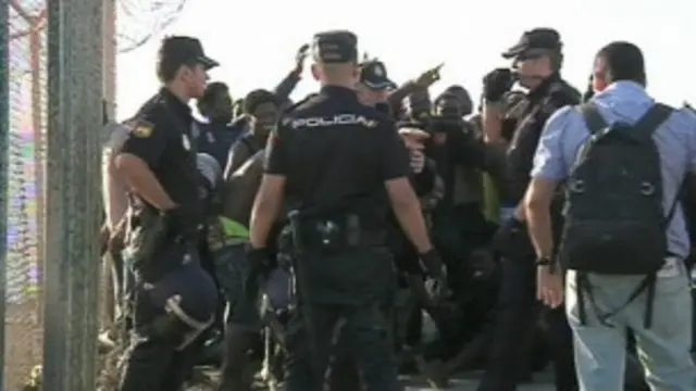 Cerca de 350 africanos tentaram chegar a Ceuta a nado na terça-feira