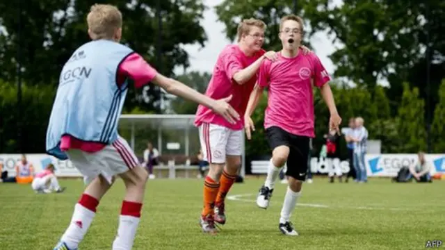 Niños con síndrome de Down juegan al fútbol