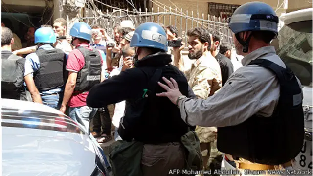 Inspectores de la ONU rodeados por habitantes de Ghouta. 