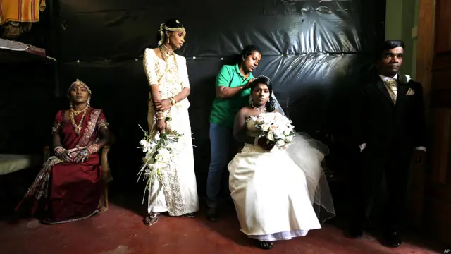 පුනරුත්ථාපනය ලැබූ කොටි සෙබළියක වූ ජයරාසා මේරි මංගල ගවුමකින් සැරසී 