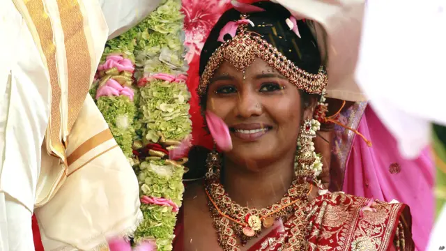 සිනහ මුහුණින් උතුරා යන ආදරය - මනාලිය නඩරාසා සුකිර්තා