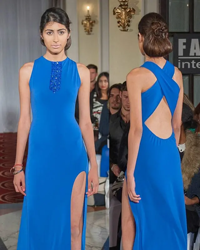 یہ نیلا لباس اس کہانی میں محبت کے پہلو کو اجاگر کرتا ہے۔ (تصاویر: زہرہ امام)