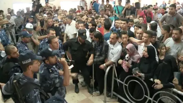 علق الكثير من الفلسطينيين على جانبي المعبر