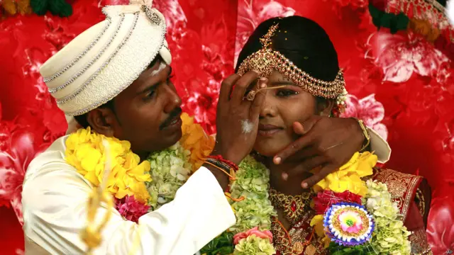 මුරුගයියා සශිකුමාර් කලින් එල්ටීටීඊ සංවිධානයේ සටන්කාමියෙක් - තම සහකාරිය නඩරාසා සුකිර්තා සමග