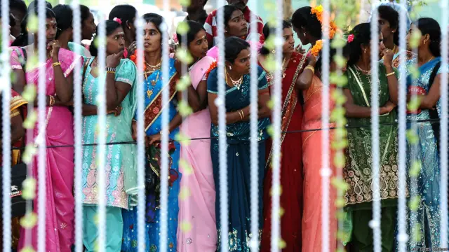 මඟ බලා සිටින යහළු යෙහෙලියන් සහ නෑ හිත මිතුරන්