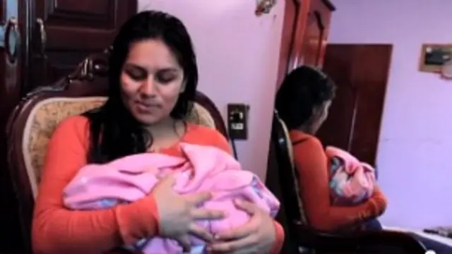 La bebé con su madre. Imagen tomada del video publicado en YouTube por el Gobierno de Veracruz