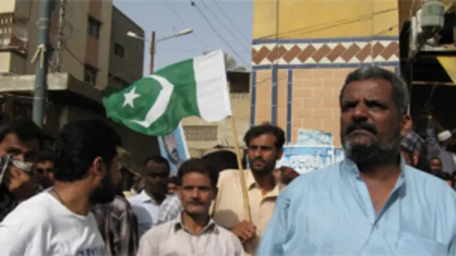 ظفر بلوچ (دائیں) 