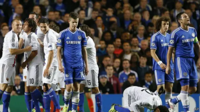 Pemain Chelsea meratapi kekalahan 1-2 dari FC Basel, Kamis (19/09).