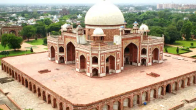 Бобурийлар даврида яратилган ва ҳозир ҳам ўз гўзаллигию салобатини бутун дунёга кўз-кўз қилаётган меъморий обидалар озмунча эмас