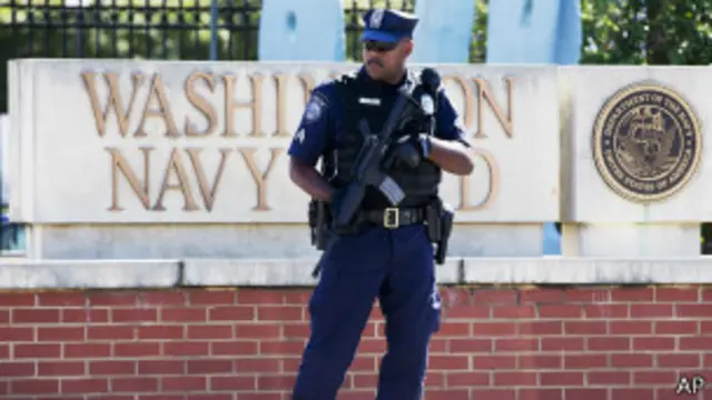 Полицейский охраняет адмиралтейство в Вашингтоне