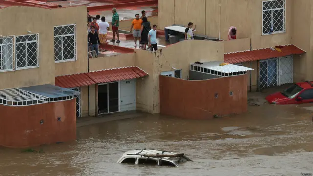 Casas rodeadas de agua en Acapulco