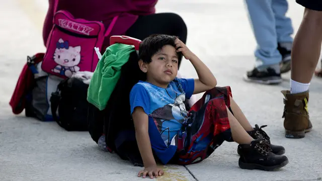 Niño en el aeropuerto