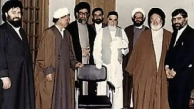 مقامات ایران در دهه شصت،اسامی به ترتیب از سمت راست: میرحسین موسوی(نخست وزیر)عبدالکریم موسوی اردبیلی(دادستان کل کشور)، محمد ری شهری( وزیر اطلاعات)، آیت الله خمینی(رهبر وقت) علی اکبر ولایتی(وزیر امور خارجه) علی خامنه‌ای(رئیس جمهوری) اکبر هاشمی رفسنجانی (رئیس مجلس)، احمد خمینی