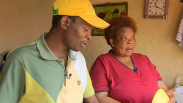 Ephraim Radebe com a mãe, Rose Radebe