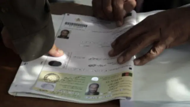 د ټاکنو کمسيون بايد د سل زره کسانو د کارتونو شمېرې، انځورونه او د ګوتو نښې وارزوي