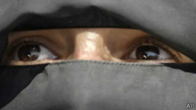 وسطی اور جنوبی صومالیہ کے بیشتر علاقے الشباب کے کنٹرول میں ہیں اور تنظیم مختلف قوانین نافذ کرتی ہے جن میں مردوں اور خواتین کے لیے لباس کی شرائط بھی شامل ہیں