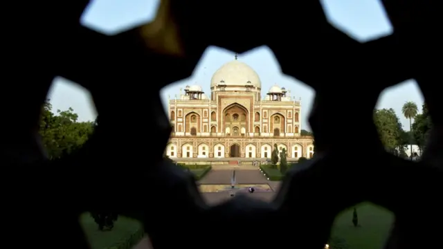 بھارتی اخبار دی اکنامک ٹائمز کے مطابق ماہرین کے زیرِ نگرانی ’چھ سال میں مقبرے کے ایک ایک پتھر کا معائنہ کیا گیا اور بیسویں صدی میں ان پر غلط طریقے سے لگائے گئے پلاسٹر کو اتارا گیا‘۔