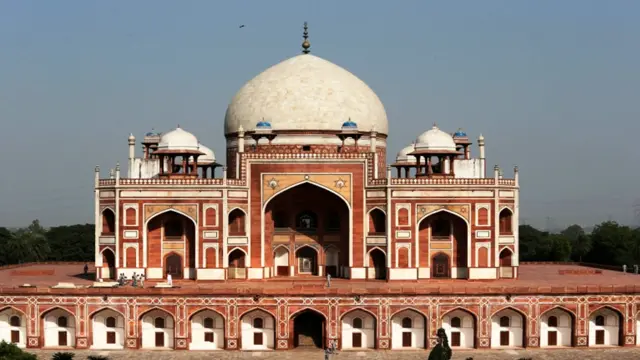 اس مقبرے کو ایرانی ڈیزائنر مرزا غیاث نے ڈیزائن کیا تھا 