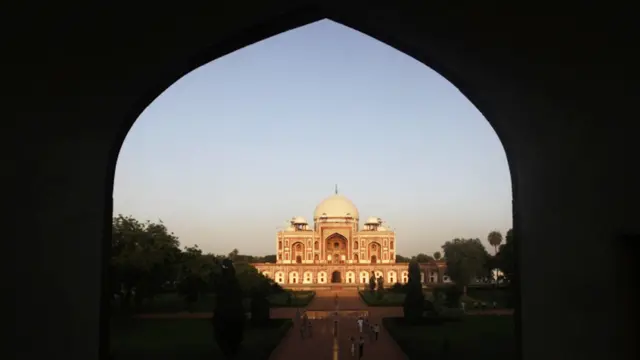 فرانسیسی خبر رساں ایجنسی اے ایف پی کے مطابق ہمایوں کے مقبرے کی بحالی کے کام کے لیے پندرہ سو مزدوروں نے کام کیا