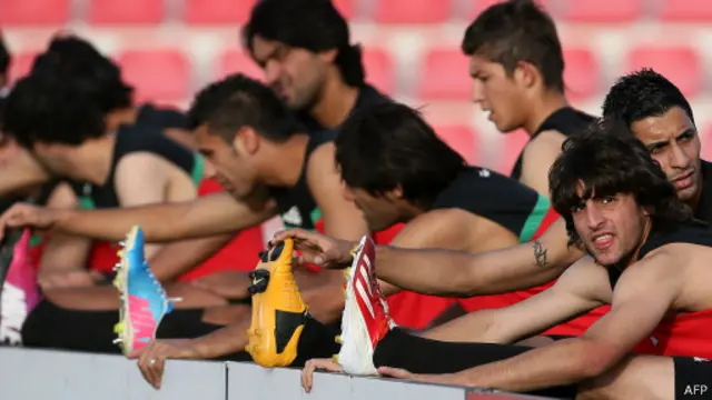 Jogadores iraquianos treinam no Catar (AFP)