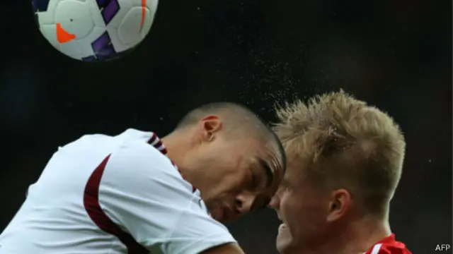 Partida da liga inglesa de futebol | Foto: AFP