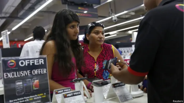 भारत के शहरी इलाकों में स्मार्टफ़ोन की बिक्री में तेज़ी से इज़ाफ़ा हो रहा है.