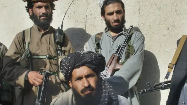 मुल्ला नज़ीर अपने अंगरक्षकों के साथ.