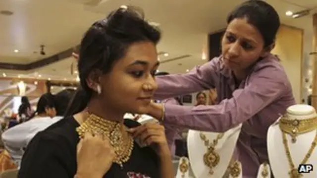 Una mujer se prueba un collar de oro