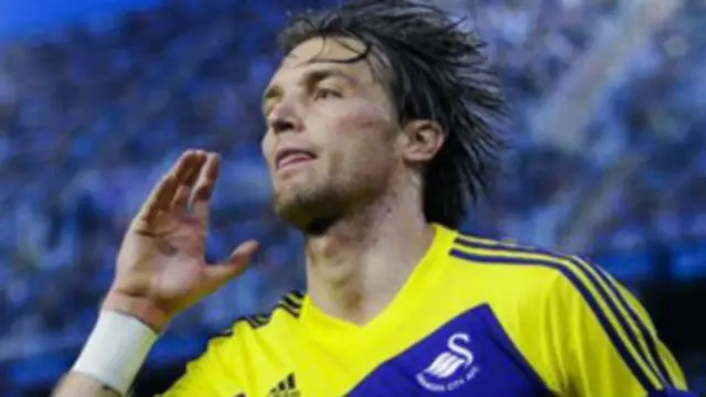 Michu pemain Swansea asal Spanyol mencetak satu gol.