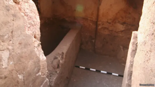 Reruntuhan kolam untuk ritual pembersihan di dalam bangunan rumah.