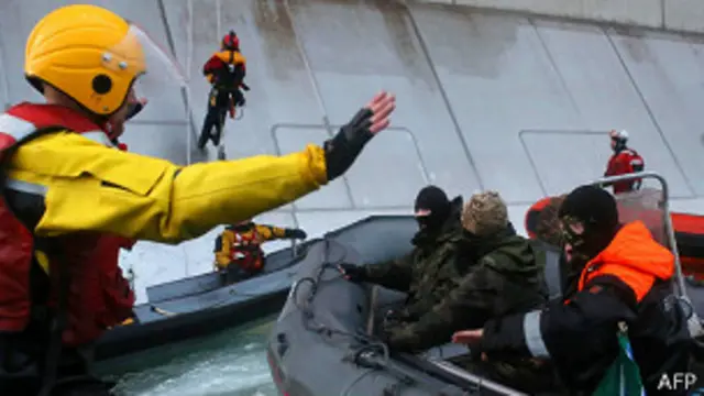 La guardiacostera rusa se aproxima a los activistas de Greenpeace