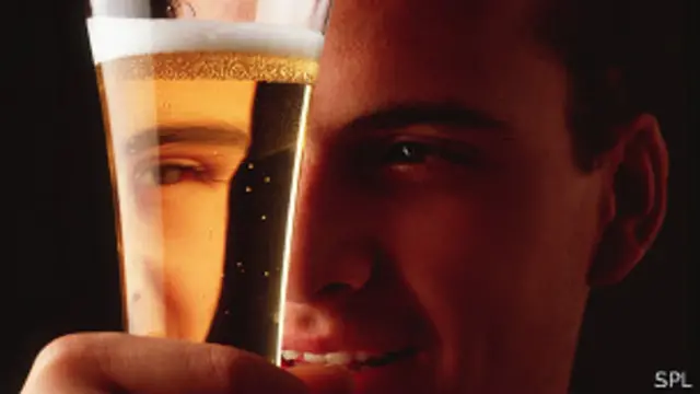 Hombre con vaso de cerveza