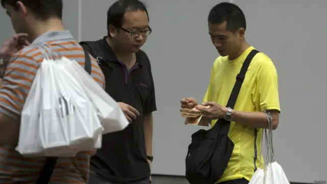 Calo penjual iPhone Hong Kong, Laurent Fievet/Reuters