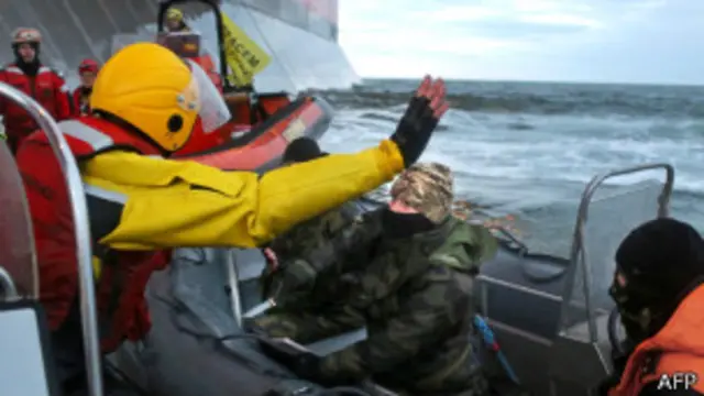 نیروهای روسی بر عرشه کشتی