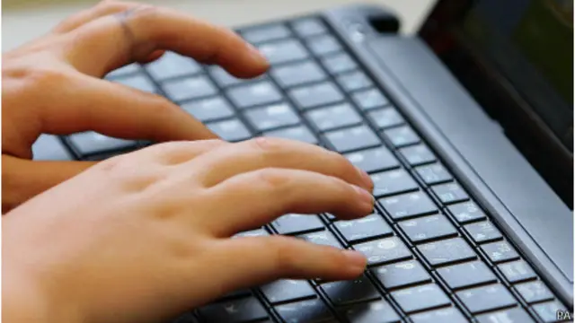 Niño navega por internet