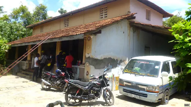 ප්‍රහාරයට ලක් වූ අපේක්ෂිකා ආනන්දි සසිධරන්ගේ නිවස.