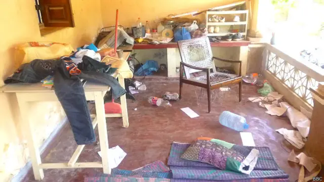 හැත්තෑවක් පමණ වූ සන්නද්ධ පිරිසක් පැමිණ තමන් මරා දමන බවට තර්ජනය කළ බවයි ඇය කියා සිටින්නේ.