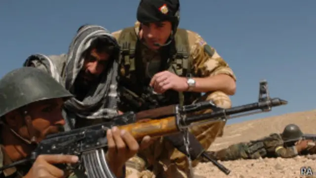 Soldado británico con traductor